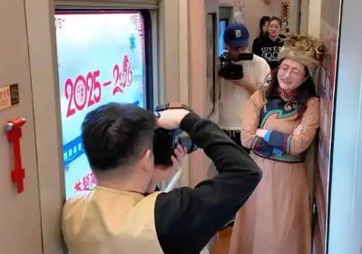 黑龙江开行今年首趟旅拍列车 升级车体打造移动“照相馆”