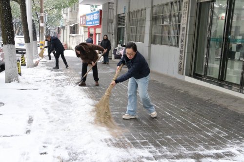 闻雪而动显担当 志愿服务暖民心