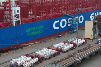 国内首艘甲醇双燃料加注船投入使用