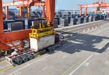 2026年首趟西部陆海新通道年货班列从广西钦州启程