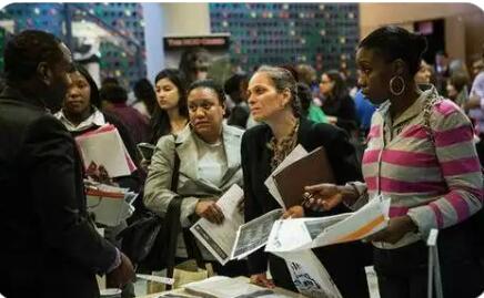 美媒：关税抑制美国就业增长步伐 致大量岗位流失