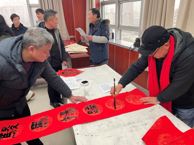 湖北武穴：翰墨为桥迎春意 同心一笔写人情