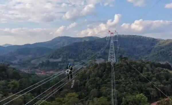 中老500千伏联网输电线路全线贯通