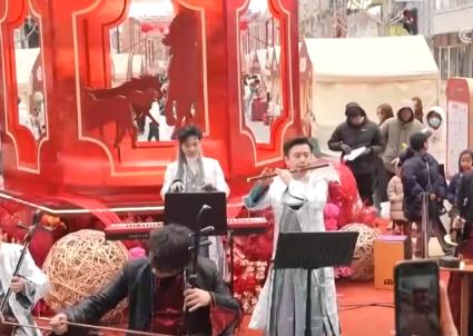 团聚新风尚、吃出新花样、AI新体验 新潮消费花式上新催生新春消费“潮”活力