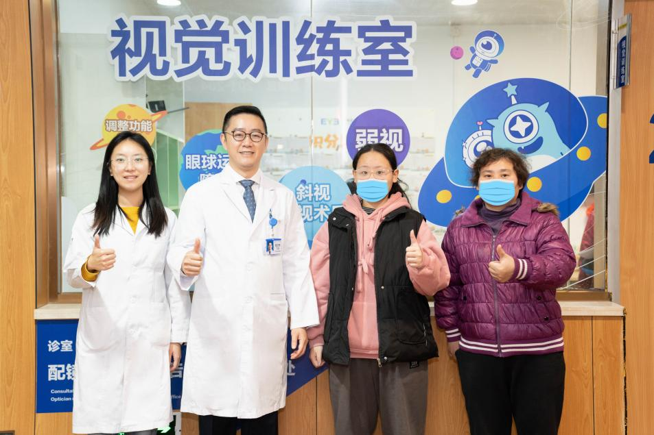 斜视引发复视？广州爱尔眼科蓝卫忠用功能性眼镜，破儿童重影难题