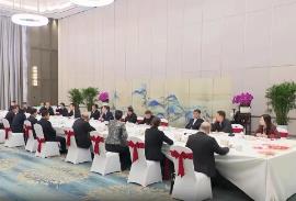 河南连续两年办“破五”餐叙 17位民营企业家坐上“C位”