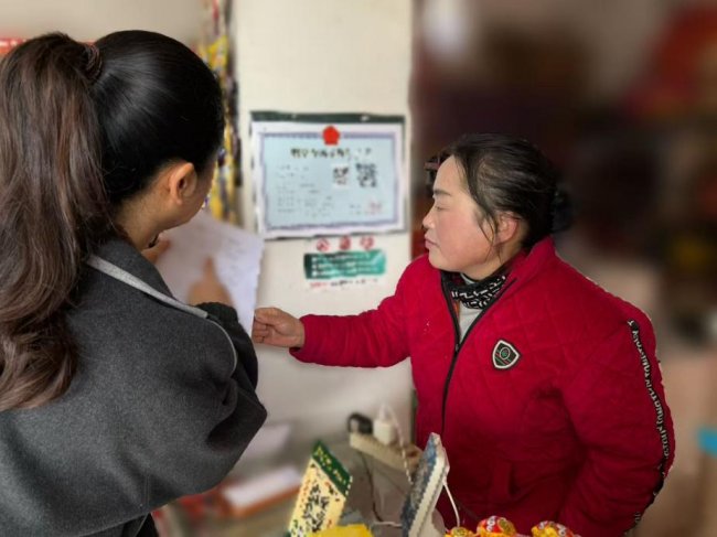 全心服务迎新春 法治护航暖山乡