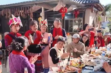 “银发市场”活力迸发拉动节日消费增长 “银发族”新春新选择拓展消费新空间