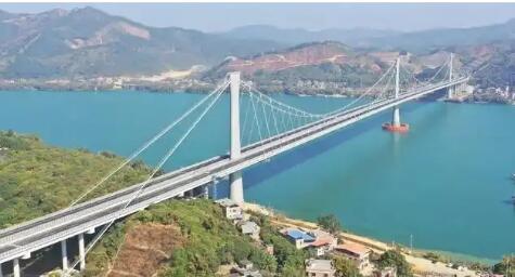 世界最大跨径独柱式三塔空间缆悬索桥通车