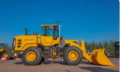 山东临沂：智能装载机“托”起大市场