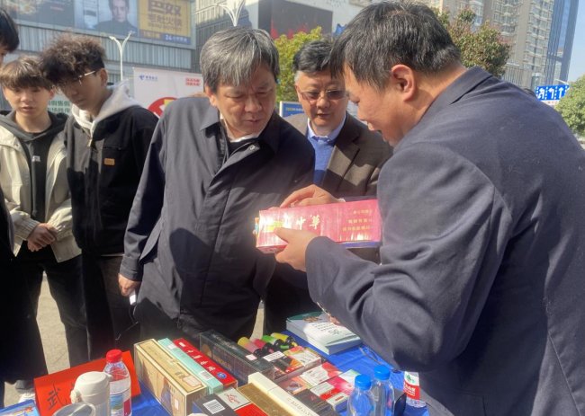 品优提质 共谱消费新篇章——武汉市洪山区烟草专卖局开展“3·15”主题宣传活动