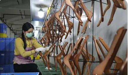 “中国衣架之都”广西荔浦：小衣架“挂”出大产业