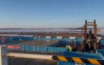 黑龙江项目建设迎雪复工 早日建“通途”