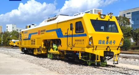 我国首台铁路隧道双动力智能捣固车下线