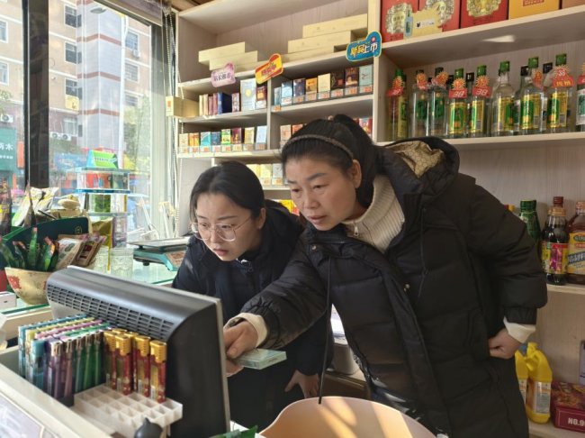 小城烟火里，身影暖人心