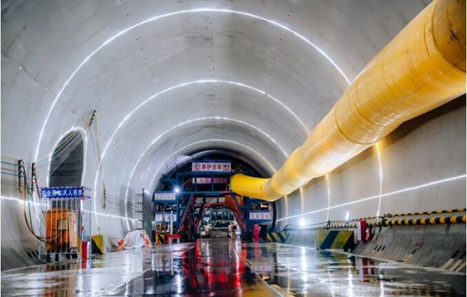 深南高铁新中隧道实现全隧贯通