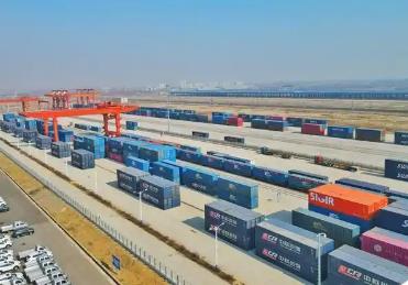 “钢铁长龙”驰骋万里？ 车轮滚滚注入澎湃动能