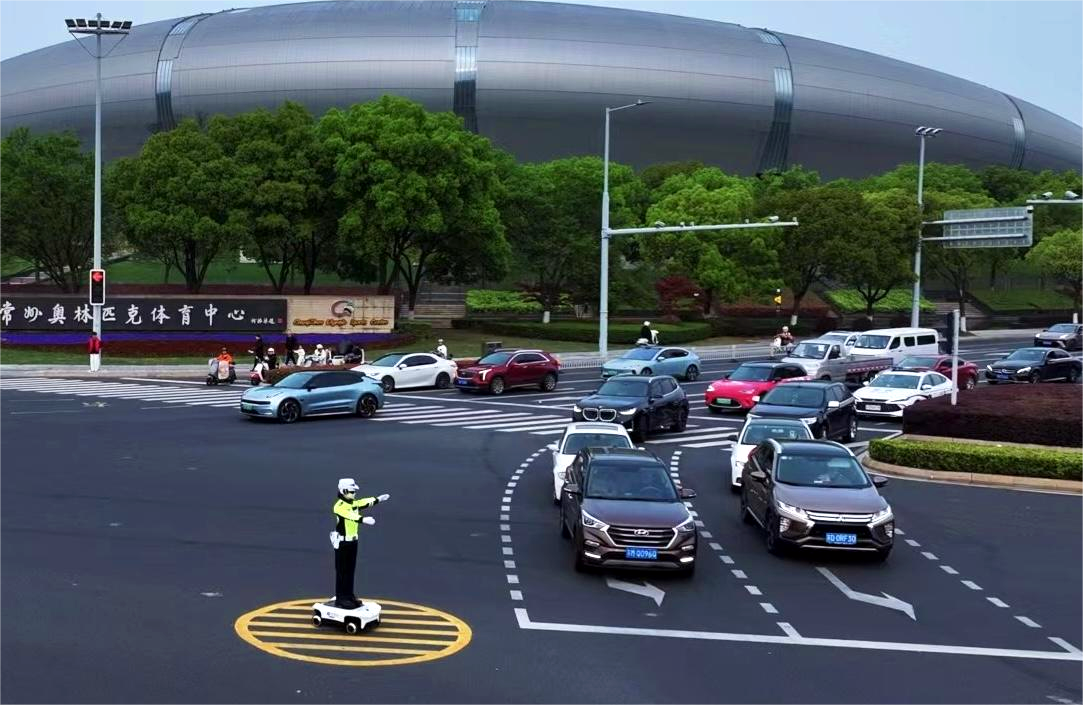苏超开赛！墨甲交警机器人上岗常州，护航揭幕战