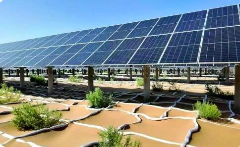 内蒙古阿拉善高新区“治沙+光伏”实现生态能源双赢
