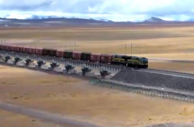 青藏铁路全线通车20年 进出藏货物累计突破1亿吨