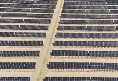 新疆沙雅县：光伏板下“锁”住7750亩流沙