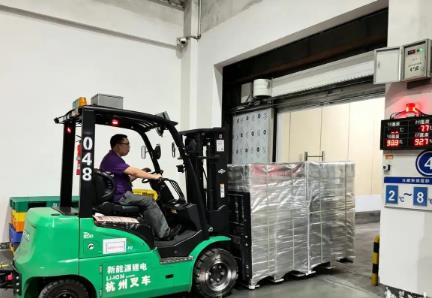 广东荔枝飞赴英国　预计48小时内可上架当地商超