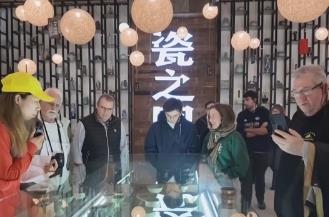 “宝藏小城”破圈吸引外国游客沉浸式体验 入境游版图加速“下沉”