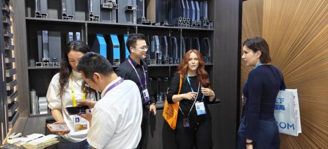 打破欧美技术垄断！新标门窗“幕墙龙骨”征服广交会全球客商
