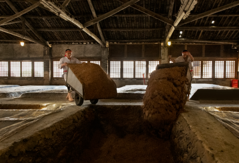 金盆地集团：用活态传承，酿一瓶能与年轻市场对话的酒