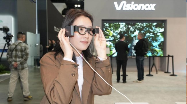 维信诺全球首发3000PPI玻璃基单色OLED AR解决方案，让AR眼镜“近在眼前”