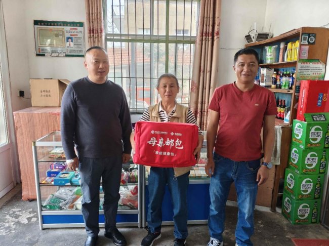 湖北龙感湖：“爱心邮包”传递“烟草温度” 责任担当绘就和谐底色