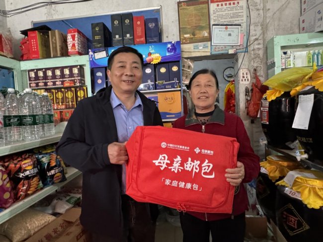 湖北浠水：爱心邮包 温暖同行