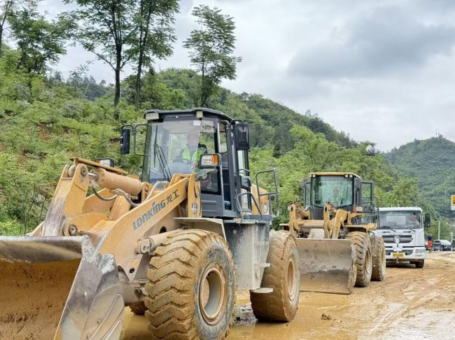 暴雨间隙的中交路建：通路清淤送物资，一样不落
