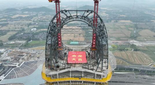 “杭州第一高楼”塔冠钢结构桁架成功合龙