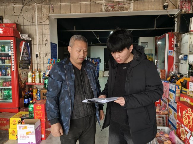 普法宣传入店堂 守法经营“