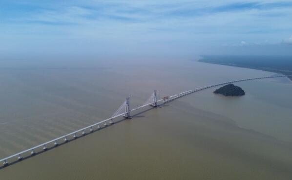 中国中铁承建的马来西亚鲁巴跨海大桥通车试运营