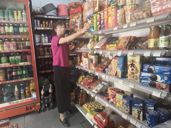 风雨相伴守小店 一缕阳光暖人心