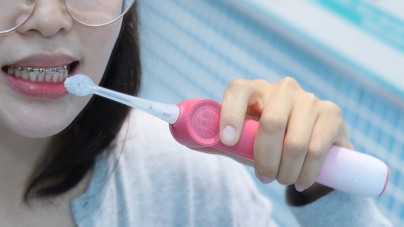 牙医推荐率高达99.9%：锐舞电动牙刷用喷气技术解决牙缝与牙龈沟清洁难题