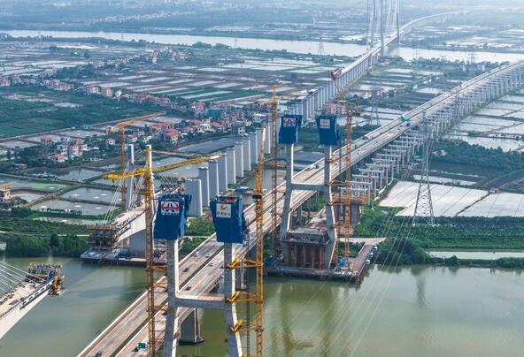广珠段改扩建项目海隆大桥顺利封顶