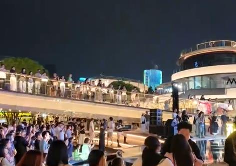 各地“夜经济”借着世界杯“东风”持续升温 将赛事“流量”转化为消费“增量”