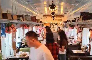 从流动观光旅游专列到城市铁路遗存空间 列车完成业态“换轨”拓宽消费场景