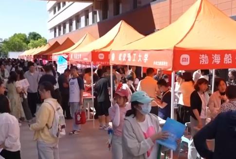 “多点发力”做好高校毕业生服务工作 “高招集市”拓宽考生择校渠道