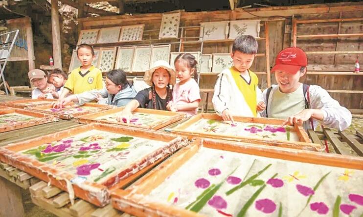 “老手艺”变成好生意！贵州丹寨石桥村造纸远销40多个国家和地区