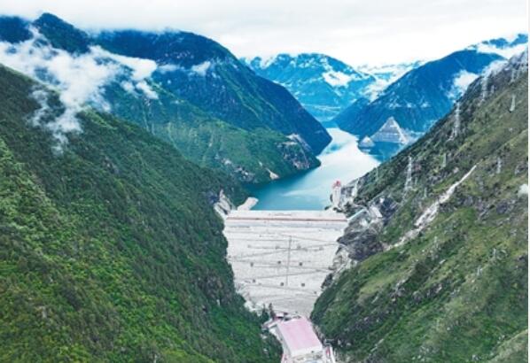 双江口水电站首台机组并网发电 高山峡谷间建起世界第一高坝