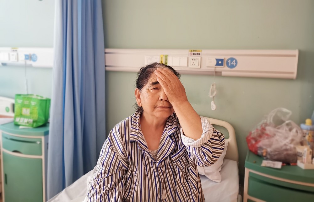 李绍伟教授微米级DMEK手术，助新疆奶奶战胜角膜顽疾重见色彩