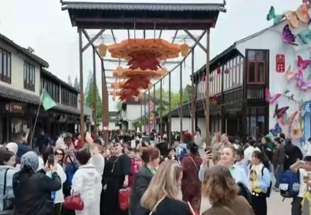 旅游体验更多元、更丰富 花样新场景、新体验燃动暑期文旅消费热力