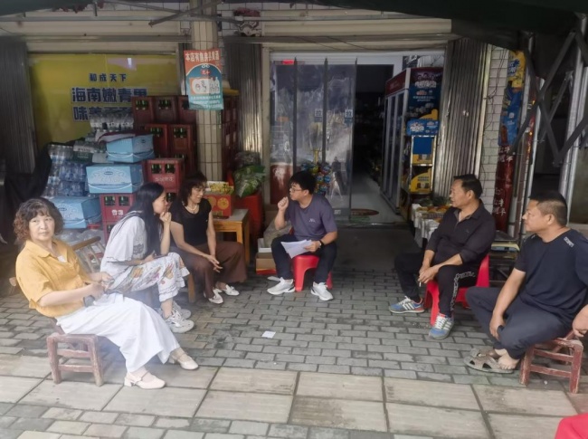 武汉黄陂：高温酷暑送清凉 贴心服务护经营