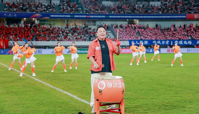 阎鹤祥有了“减重大使”新头衔 在“苏超”倡导“科学减重让脂肪肝可逆转”