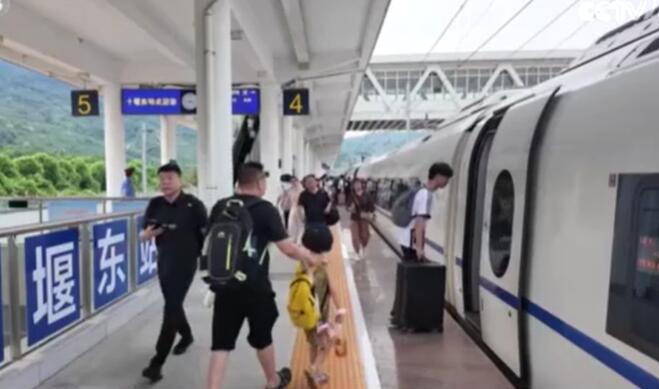铁路暑运过半 消夏旅游列车激发消费活力