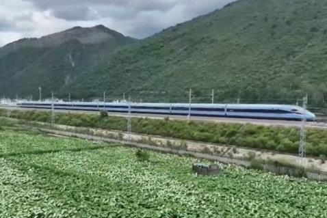 暑运绘就“流动中国”活力画卷 消夏避暑旅游列车解锁新场景、拓展消费新空间